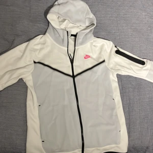 Nike tech fleece - Använd 2 gånger. Säljer p.g.a att den inte kommer till någon användning. Priset kan diskuteras vid snabb affär!