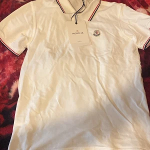 Moncler t-shirt - Moncler t-shirt är äkta. 