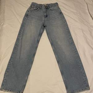 Blåa mid waist straight jeans från Gina tricot. I storlek 32.
