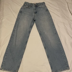 Gina tricot jeans - Blåa mid waist straight jeans från Gina tricot. I storlek 32.