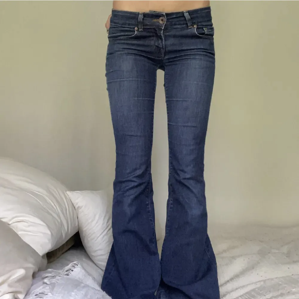 (Inte mina bilder) Säljer vidare ett par jeans köpta här på plick som inte passade! Passar ngn som är max 175cm och som bär 34/36 i jeans. Jeans & Byxor.