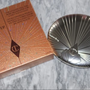 Charlotte tilbury ( byta)? - En highliter som var limiter edition och därför är silvrig. Det är lånade bilder men den ser ut sådär❤️❤️( använd 1 gång) är även öppen för byte ( typ caia bronzer)