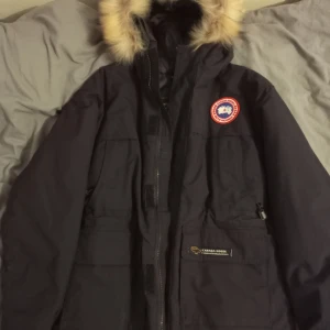 Canada goose jacka - Säljer denna Canada goose jacka. Använd få gånger, pga förliten. Den känns liten i storleken. Avtagbar päls. Fler bilder kan skickas privat.. Kan även tänka mig byta mot en märkesjacka med samma prisvärde. 