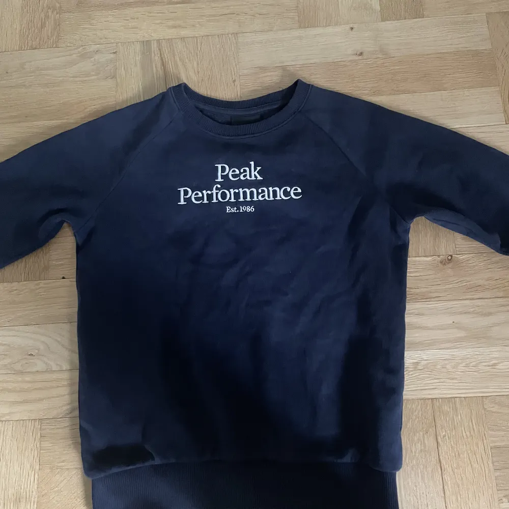 Marinblå peak perfomamce sweater i väldigt bra skick. Storlek 140. . Tröjor & Koftor.