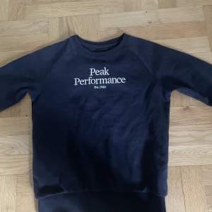 Marinblå peak perfomamce sweater i väldigt bra skick. Storlek 140. 