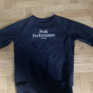 Marinblå peak perfomance - Marinblå peak perfomamce sweater i väldigt bra skick. Storlek 140. 