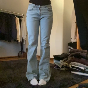 ljusblå jeans - säljer mina ljus blåa flared jeans då de tyvärr har blivit för små ❤️ Innerbensläng: 85cm