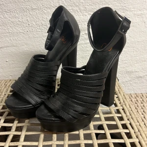 Oanvända! Skitsnygga höga klackar  - Skitsnygga klackskor med hög klack. Aldrig använda då dom visade sig vara fel storlek. 