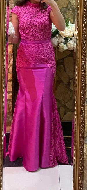 Mörkrosa Maxiklänning  - Säljer min maximörkrosa klänning för 1000 kr! Priset kan diskuteras vid snabb affär. Klänningen finns i Norsborg/Stockholm men kan även fraktas till andra städer 