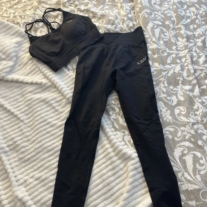 Iciw träningstights och topp - Ett sett från iciw i fint skick. Inga defekter på någon av tippen eller tightsen. Toppen är i storlek M och tightsen är i storlek S. Säljs då de ej kommer till användning🫶🏼