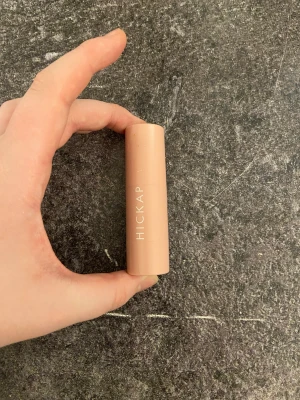 Blush - Hickaps Blush stick i simmering coral. Använd fåtal gånger.