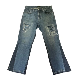 Flared distressed jeans  - Custom made! 100% bomull -   - 33W   - Hmu för fler bilder, mått  osv  