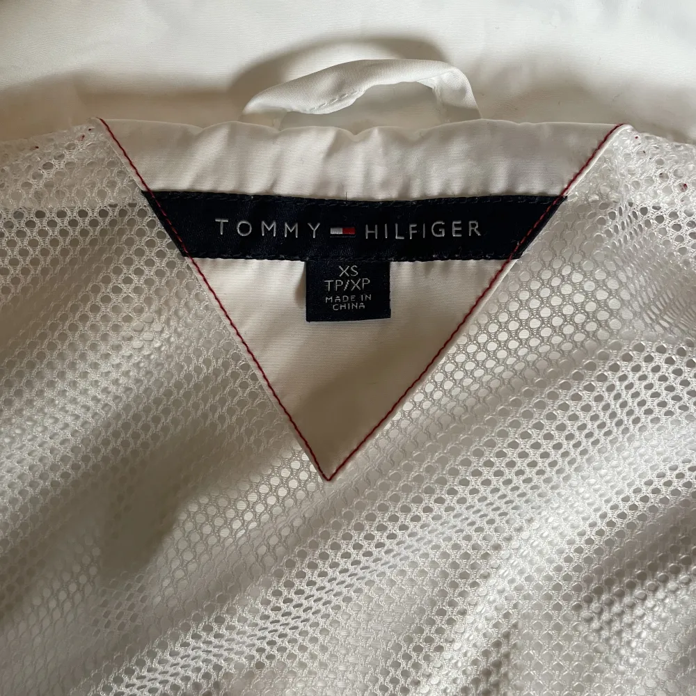 Skitsnygg retro tommy hilfiger jacka, aldrig använd.. Jackor.