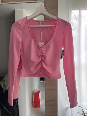 Rosa långärmad - Superfin långärmad tröja från Nelly! Aldrig använd och alla prislappar sitter kvar!