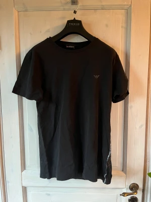 Ea7 t-shirt - Emporio armani (EA7) T-shirt.  Storlek:M  Pris: 99 kr + frakt  Skriv om ni har frågor, priset är inte hugget i sten!