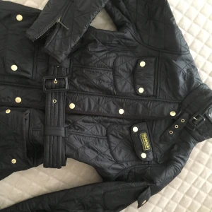 Barbour jacka polarquilt black - Bra skick nästan ny använd en gång ny pris 3.700kr