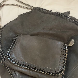 Väskor - En stor och en liten matchande väskor. Den stora är rätt använd! Köppt utomlands. Man får båda för priset