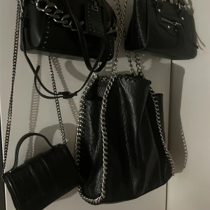 Tiamo väska strl L  - Tiamo väska strl L ”Pricilla väska Tiamo L svart” inköpt på Scorett för nått år sedan, inga synliha defekter utanpå väskan. Nypris 599kr, mitt pris 300 kr, superbra att ha till ex skolan, skriv gärna innan du trycker på köp nu🧸