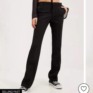 Kostymbyxor  - Kostymbyxor från Nelly, köpta här på Plick men passade inte mig, jättefina.