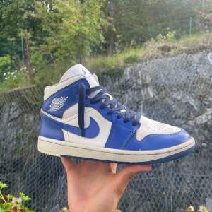 Air Jordan 1 mid i en snygg colorway. Skicket är använt, finns tecken på användning och därför är priset så pass bra, nypriset är 2600kr+, mitt är en bokstavlig bråkdel av det. Priset kan diskuteras! 🔥