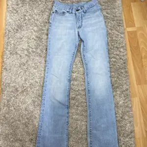 Super snygga jeans som tyvär är försmå för mig. Lowwaisted bootcut ljus blå jeans från Gul&Blå.❤️står ingen storlek men skulle uppskatta Xxs🫶
