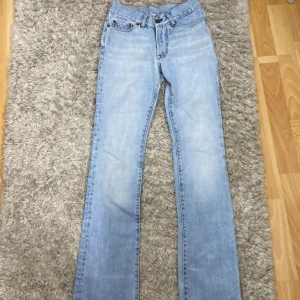 Jeans - Super snygga jeans som tyvär är försmå för mig. Lowwaisted bootcut ljus blå jeans från Gul&Blå.❤️står ingen storlek men skulle uppskatta Xxs🫶