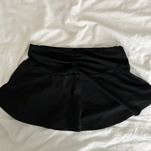 svart miniskirt  - Jättefin kjol som nästan är helt oandvänt💗 Den är stretchig och sitter lågmidjad på mig. Den skulle också passa strlk S. 
