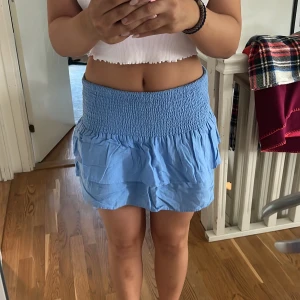 Blå miniskirt  - Säljer min fina blåa mango kjol som  ja köpte för ca 2 år sen. Den kommer tyvärr ej till använding men är i väldigt bra skick fortfarande! Den är str L men brukar vika ner så det sitter som en S/M