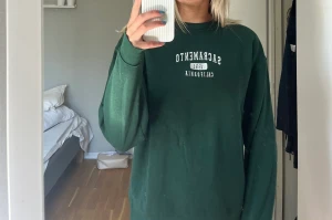 Sweater pull&bear - Grön sweater/myströja köpt på pull&bear för några månader sedan. Endast använd ett fåtal gånger och kvaliteten är som i nyskick💕Storlek S men Oversized och lång i armen. Frakten ingår💖
