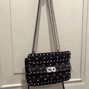 Säljer min finaste Valentino small nappa rockstud spike limited edition väska i svart med silver detaljer. Väskan är i fint skick men har en liten defekt. Skriv för mer bilder. Har dustbag och äkthetsbevis. Original pris 23 295 kr.💓