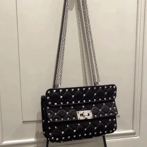 Valentino väska - Säljer min finaste Valentino small nappa rockstud spike limited edition väska i svart med silver detaljer. Väskan är i fint skick men har en liten defekt. Skriv för mer bilder. Har dustbag och äkthetsbevis. Original pris 23 295 kr.💓