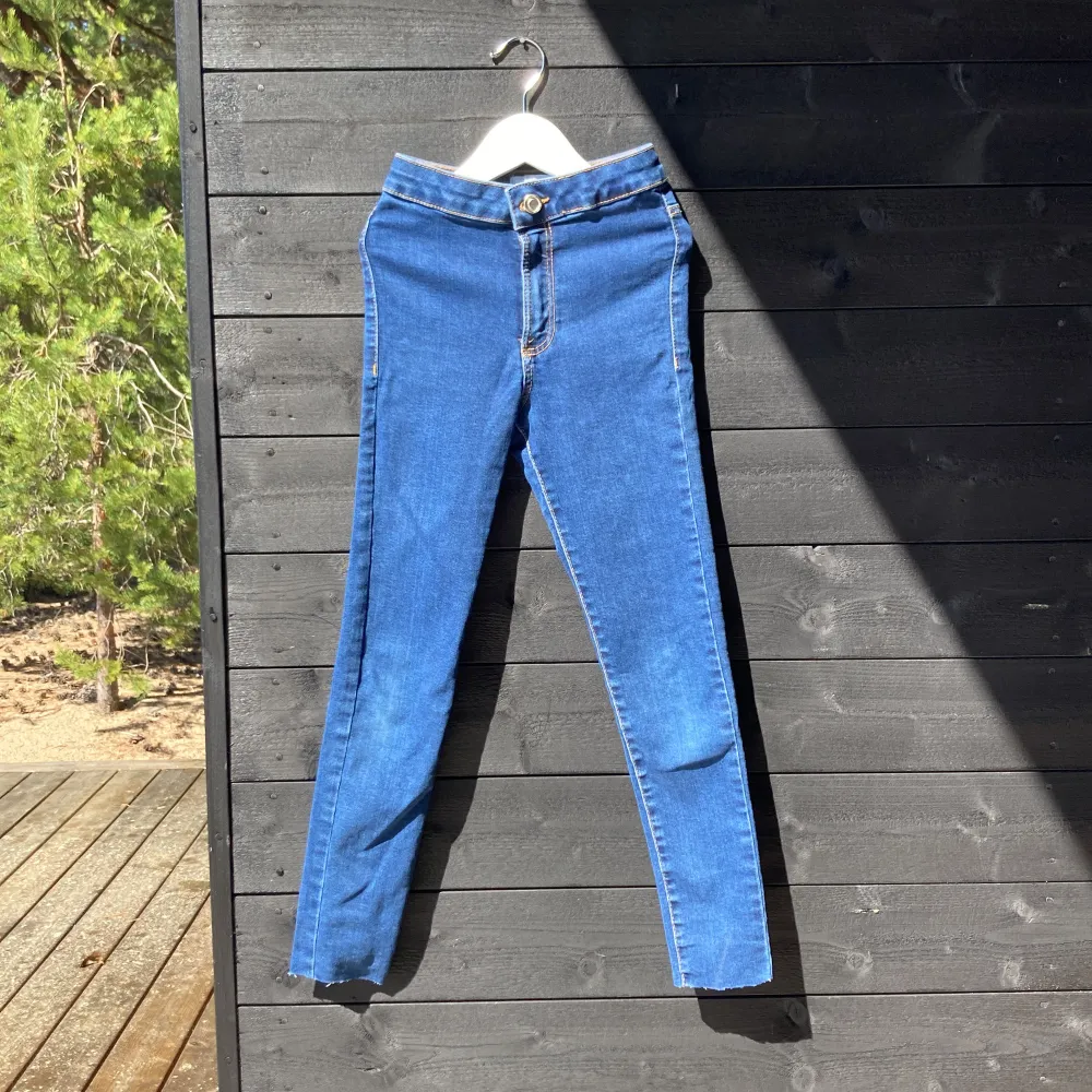 Snygga högmidjade jeans från Zara. Perfekt till vardags.. Jeans & Byxor.