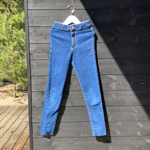 Blåa Zara jeans - Snygga högmidjade jeans från Zara. Perfekt till vardags.