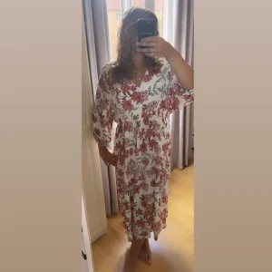 Blommig klänning från Indiska  - Helt oanvänd klänning från Indiska🌸