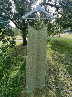 Prickig klänning  - Prickig grön klänning från Pieces. Aldrig använd💫 