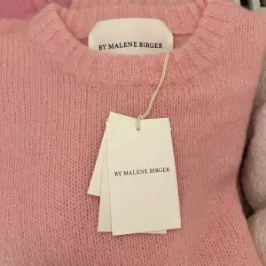 Säljer en oanvänd stickad tröja från by Malene Birger, prislappen sitter kvar. Jätteskön att ha på sig, säljer då jag tycker den är för tajt på mig och jag brukar vanligtvis ha M/L i stickat.🩷köpt för 2400kr.