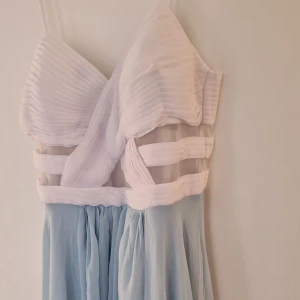 Klänning - Klänning storlek 42 köpt online för ca 700. Jätte fin verkligen men vill att nån annan ska få nytta av den nu. Fick den för ca 1 år sedan och aldrig rörd ❣️