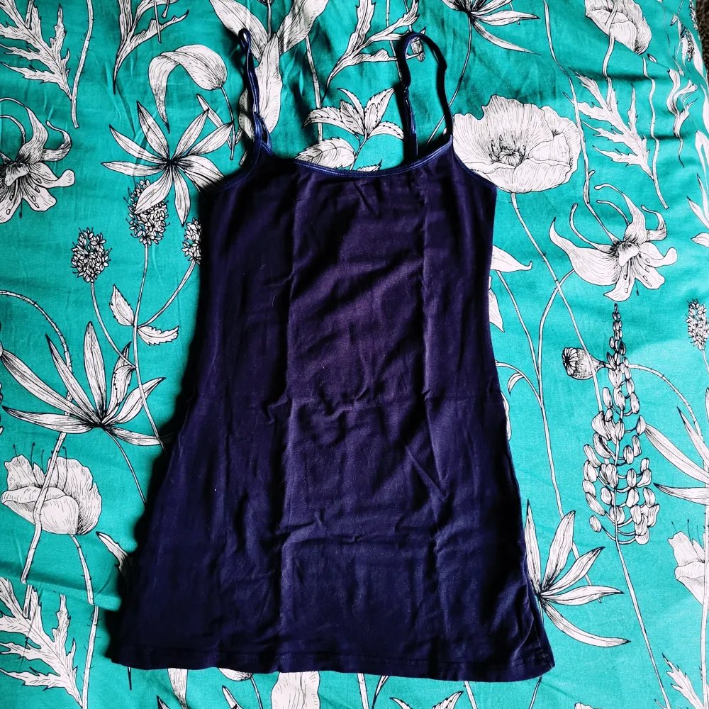 Sleeveless t-shirt from Divided H&M size XS. Used but in very good condition . T-shirts.