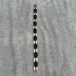 Rostfritt armband  - Nytt rostfritt metallarmband i trendig design. Längd: 21,5 cm. Köparen står för frakt.