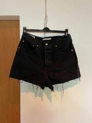 Levis jeansshorts - Svarta ribcage Levi’s jeansshorts. Klassiska jeansshorts stl 30.