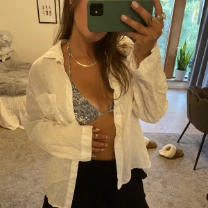 Bikini - Bikinitopp i superfint mönster! Skriv för fler bilder!! Vet ej vilken storlek den är i men jag skulle gissa typ XS/S💓 kolla bion innan du hör av dig💓💓