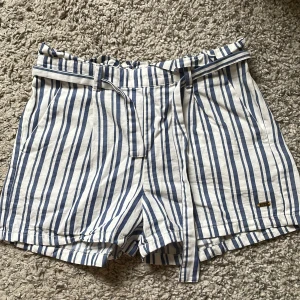 Randiga shorts - Säljer de här shortsen för att de är för små. Väldigt fina nu till sommaren!! Det finns fickor på shortsen och man kan knyta de eller bara låta snöret vara. Vet inte vad orginal priset är då det var en present 😊bra skick, säg till om fler bilder behövs! ❤️