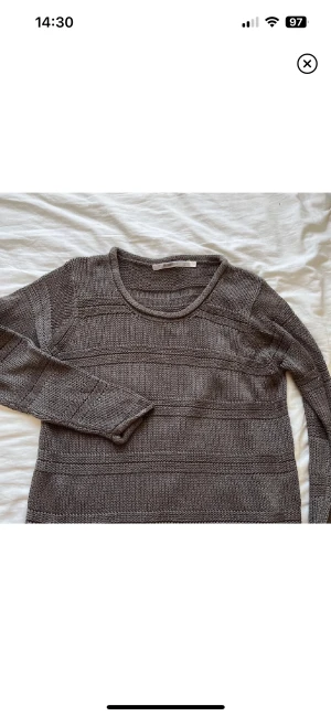 brun stickad tröja - en jättefin brun stickad tröja med ränder i tyget!