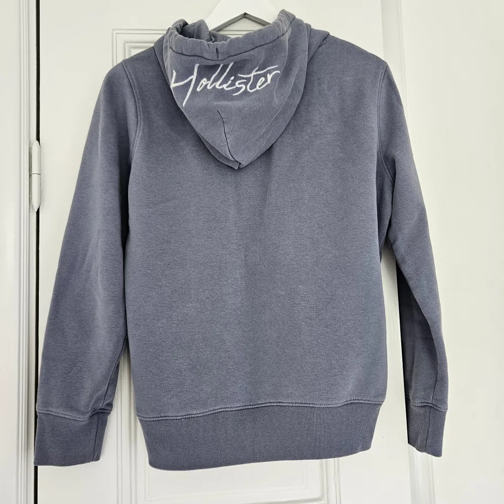 Gråblå hoodie från hollister i fint skick! Stl S från killavdelningen, sitter lite oversized på mig som är xs-s. Hoodies.