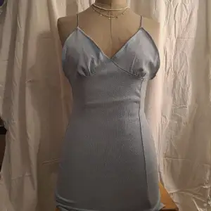 Ljusblå klänning med glitter. Köpt secondhand men aldrig använd.  Ansvarar inte för paketet under frakten. Köpare står för frakt. 