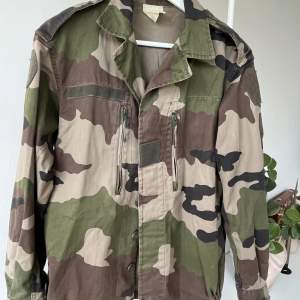 Klassisk kamouflagefärgad jacka