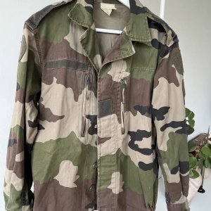 Militärjacka - Klassisk kamouflagefärgad jacka