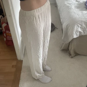 Linnebyxor - Linnebyxor i storlek S, köpta secondhand för 190 kr💕