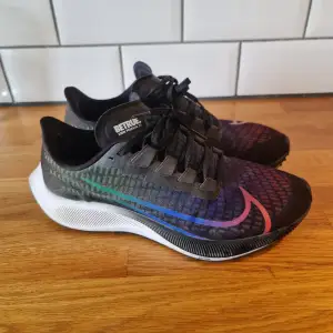 Säljer mina limitid edition BeTrue Nike's. Skorna är använda men fortfarande i bra skick. Unika rainbow färgerna, pride flagga på sulan etc.  Storlek: 42 Nypris: 1900