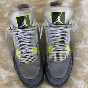 Air Jordan 4 SE 95 Neon  - Säljer nu mina Air Jordan 4 Neon då jag känner att du inte kommer till tillräckligt med användning. Dom är i super bra skick och är otroligt bekväma att använda. Köptes från Flight Club för cirka 1 år sen.  2250 kr